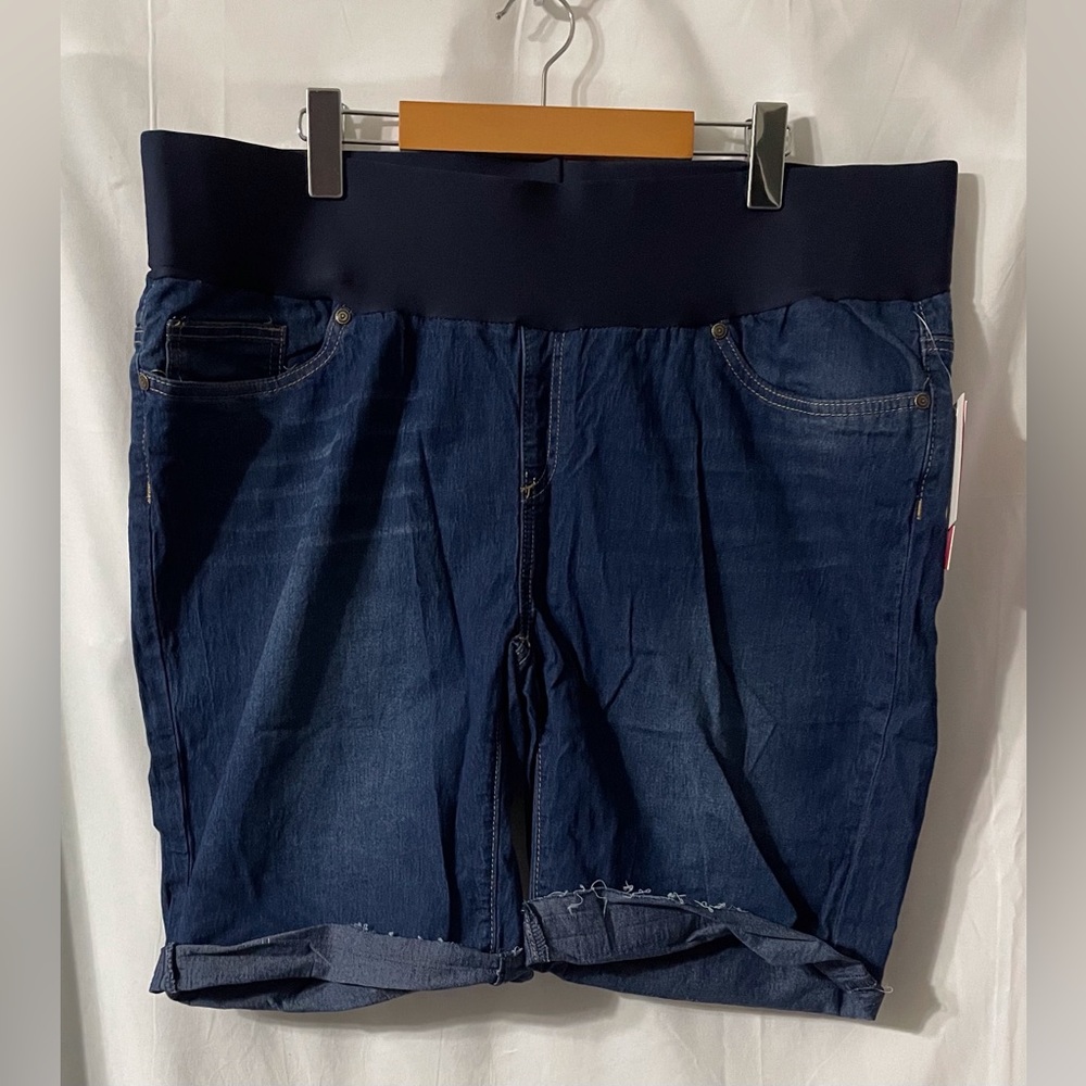 Penelope’s Closet Maternity Bermuda Shorts